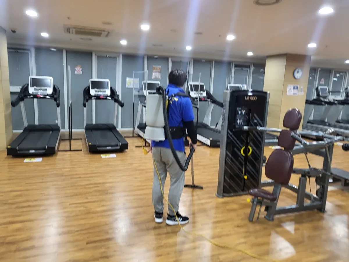 청주시 서원구 미평동 헬스장 샤워실 장비 주변 정밀 위생청소 사례 - 행진크린