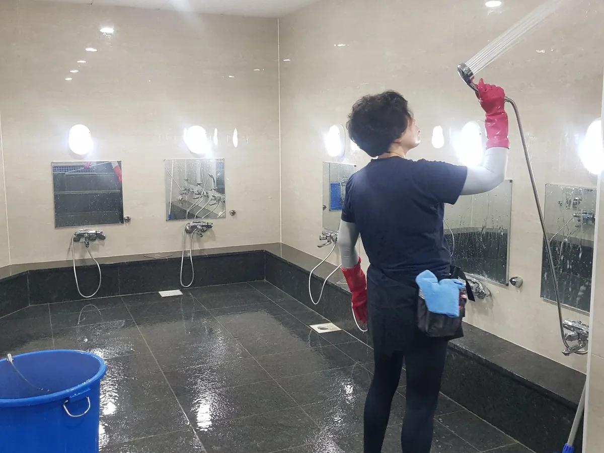 보은군 속리산면 목욕탕 탈의실·파우더룸 바닥 위생청소 사례 - 행진크린